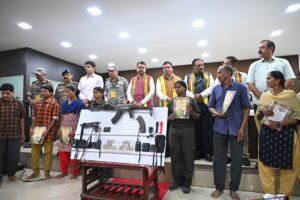 मा.मुख्यमंत्री-यांच्या-उपस्थितीत-गडचिरोली-येथे-कार्यक्रम-2-300x200 मुख्यमंत्री देवेंद्र फडणवीस का छत्तीसगढ़ सीमा के दुर्गम कवंडे गांव दौरा