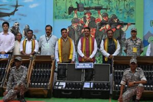 मुख्यमंत्री-देवेंद्र-फडणवीस-छत्तीसगड-सीमेवरील-दुर्गम-कवंडे-गावात-4-300x200 मुख्यमंत्री देवेंद्र फडणवीस का छत्तीसगढ़ सीमा के दुर्गम कवंडे गांव दौरा