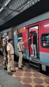 IMG-20250627-WA0398-169x300 पुणे मंडल में रेलवे अधिनियम, 1989 की धारा 156 के अंतर्गत पायदान पर यात्रा करने वालों के विरुद्ध कड़ी कार्रवाई