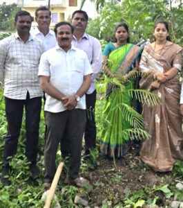 Shivsena-vrakshropan-265x300 शिवसेना की वर्षगांठ पर किया गया स्कूल सामग्री का वितरण एवं वृक्षारोपण