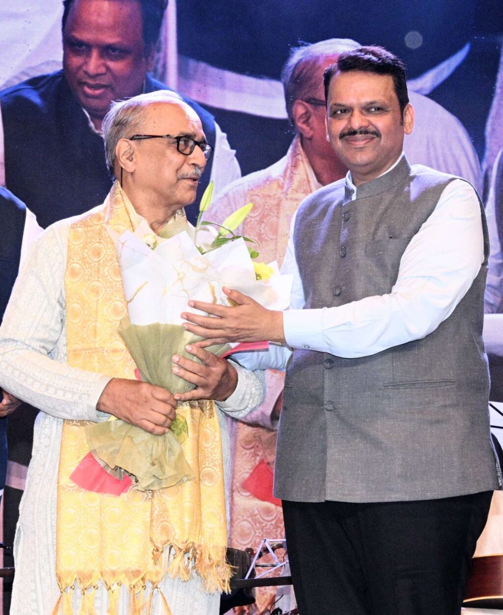 रेडिओ जीवनगौरव पुरस्कार श्री. विश्वनाथ ओक यांना प्रदान.