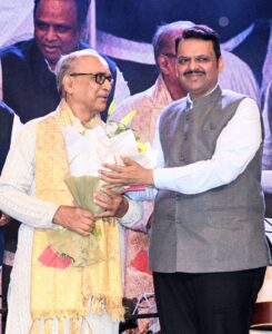 रेडिओ जीवनगौरव पुरस्कार श्री. विश्वनाथ ओक यांना प्रदान.