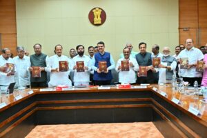 महात्मा-फुले-व-सावित्रीबाई-फुले-यांचे-एकत्रित-महावाड्मय-प्रकाशित-1-300x200 महात्मा ज्योतिराव फुले और सावित्रीबाई फुले के विचारों की विरासत नई पीढ़ी तक पहुंचेगी : मुख्यमंत्री देवेंद्र फडणवीस